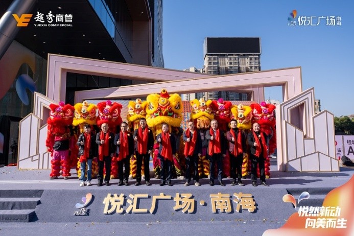 悅匯廣場(chǎng)·南海開(kāi)業(yè)首日銷(xiāo)售額超300萬(wàn)，火烈鳥(niǎo)美陳引發(fā)打卡熱潮！