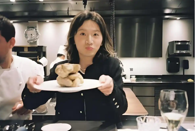 好利來“千金”上熱搜！現(xiàn)在的餐飲老板都去“內(nèi)娛”闖了？